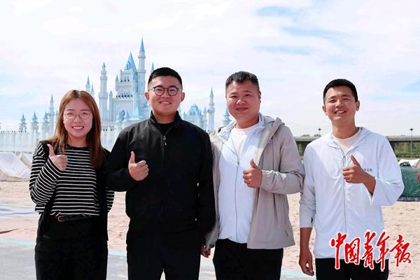 赵博赢（左二）和他的团队核心成员。中青报·中青网记者 王培莲/摄