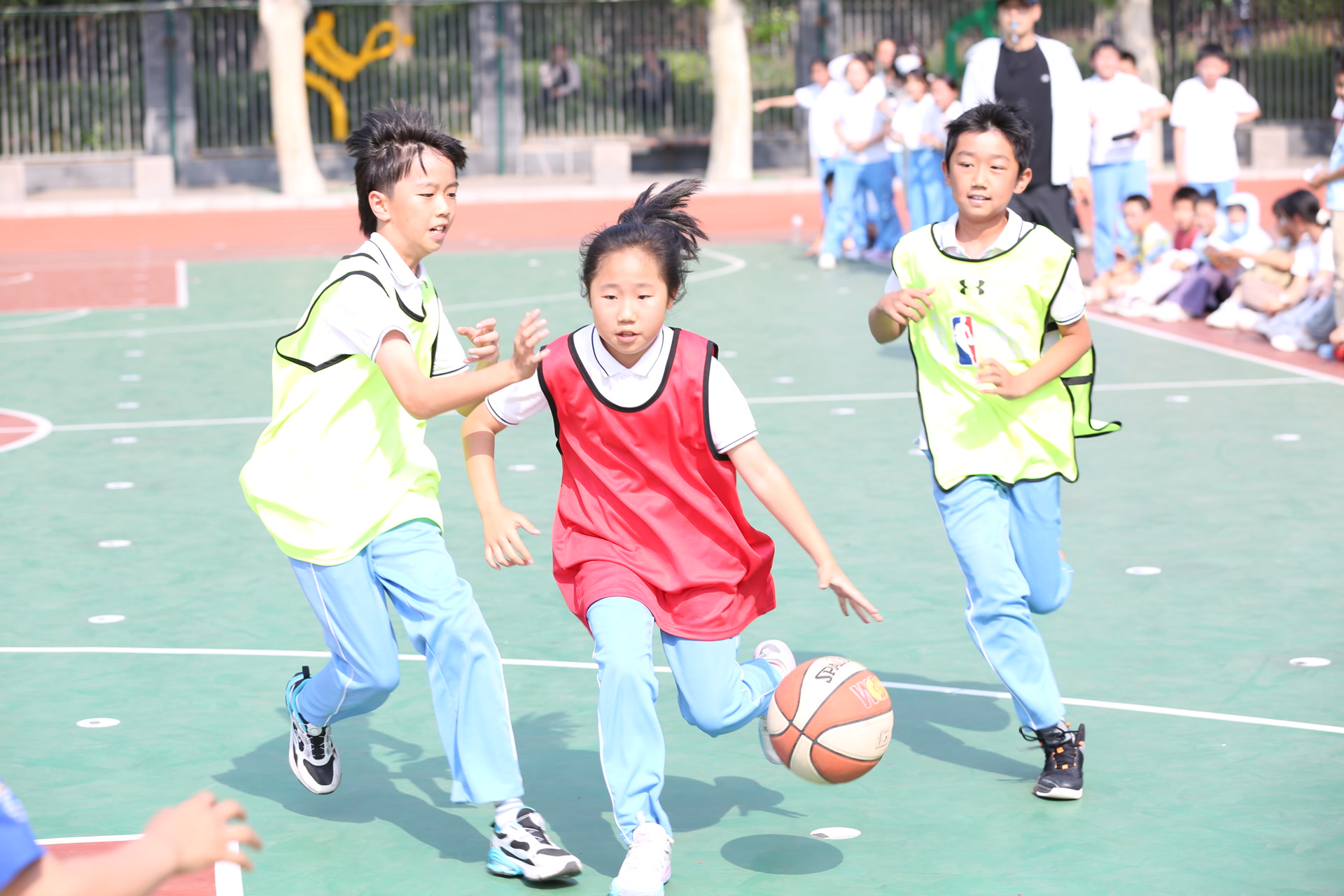北京小学翡翠城分校学生在午休时间进行体育活动。学校供图