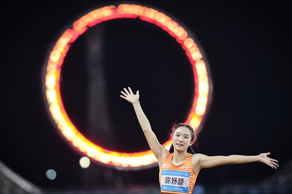 2025年11月17日，广州，2025全运会田径女子100米决赛，陈妤颉夺冠。视觉中国供图