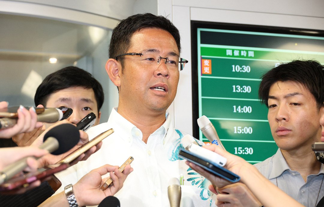 9月15日，日本东京，冲绳县知事选举获胜者古谢玄太在与首相高市早苗会面后，回答记者提问。 视觉中国供图