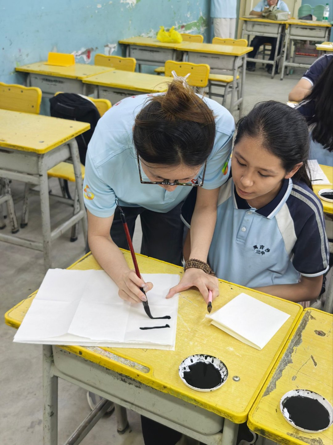 支教队员教授当地学生练习书法。（山东医药大学团委供图）