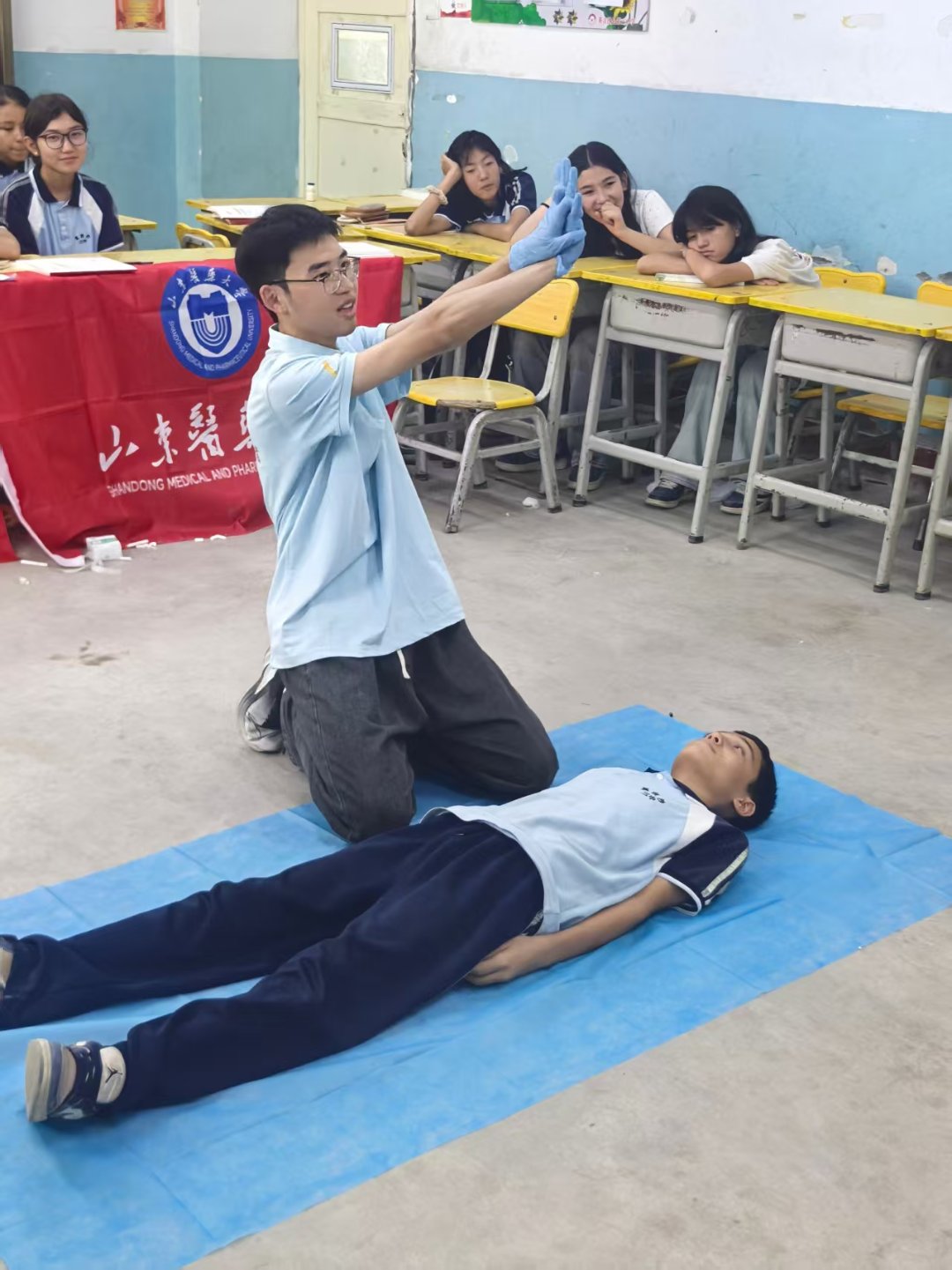 支教队员教授当地学生急救科普知识。（山东医药大学团委供图）