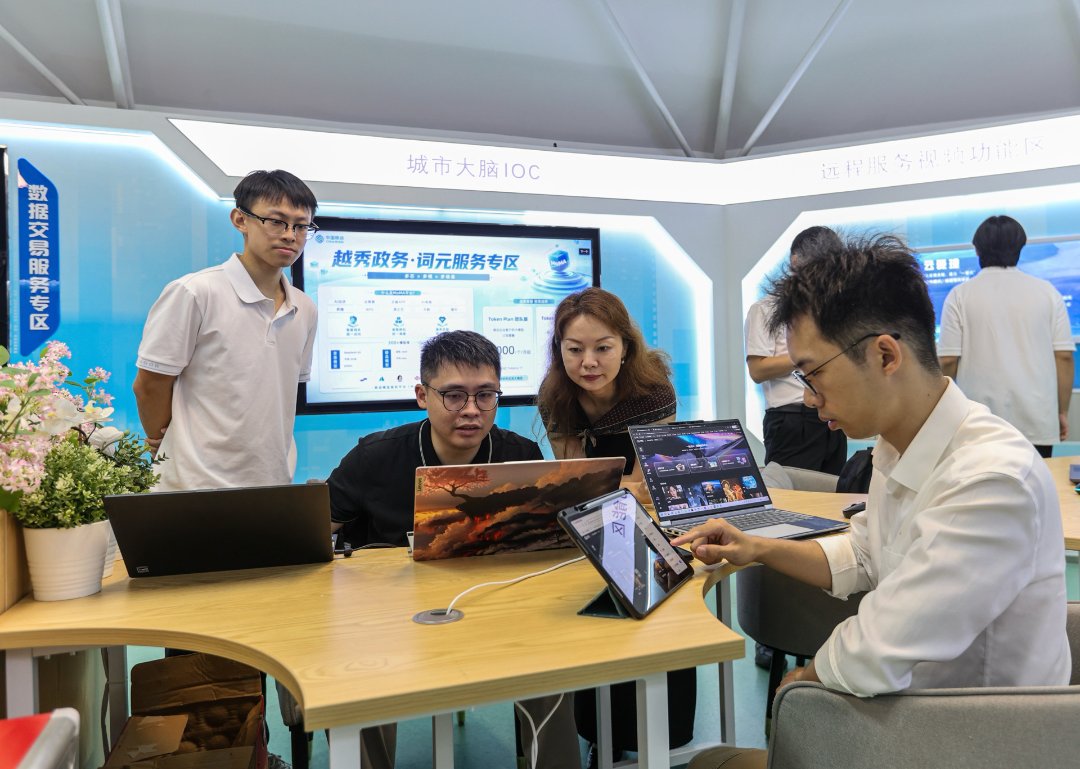 企业在政务中心咨询业务。李文博/摄