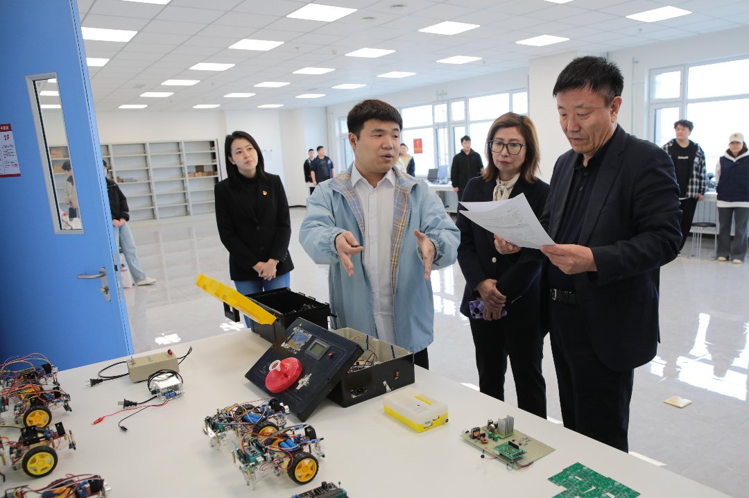 《汽车底盘电控技术》主编李春明在企业调研。受访者供图