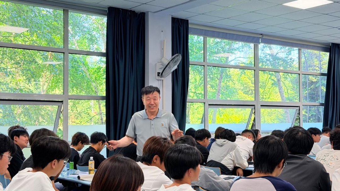 《汽车底盘电控技术》主编李春明在上课。受访者供图