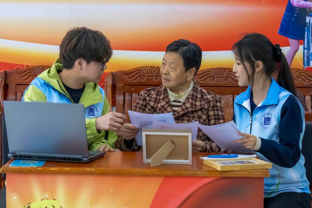 志愿者根据老人口述内容打磨老照片修复细节。受访者供图