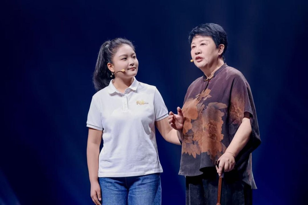王心仪与开国将军曾雍雅之女曾莹，共同深情呼唤那些牺牲了的红军战士的名字。主办方供图