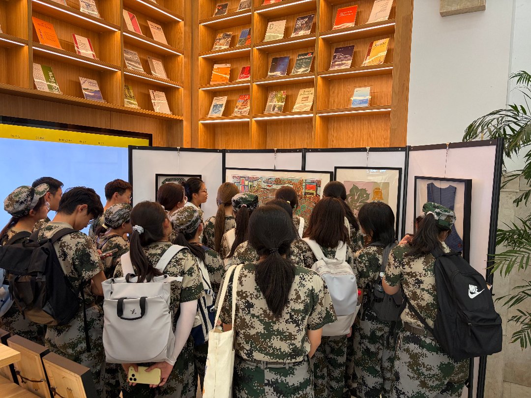 团队成员张子涵正在为还在军训期间的大一新生讲解展品。受访者供图
