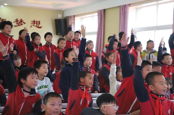 “老师，选我！选我！”2025年10月，齐鲁师范学院“校地共建∙筑梦乡村”科普进校园活动走进长清区文昌三朱小学，面对“火焰掌”这一神奇的科学实验，一只只小手高高举起，孩子们既好奇又勇敢，争着要亲手试一试，科学的火种就在这样热切的目光中被点亮。齐鲁师范学院供图