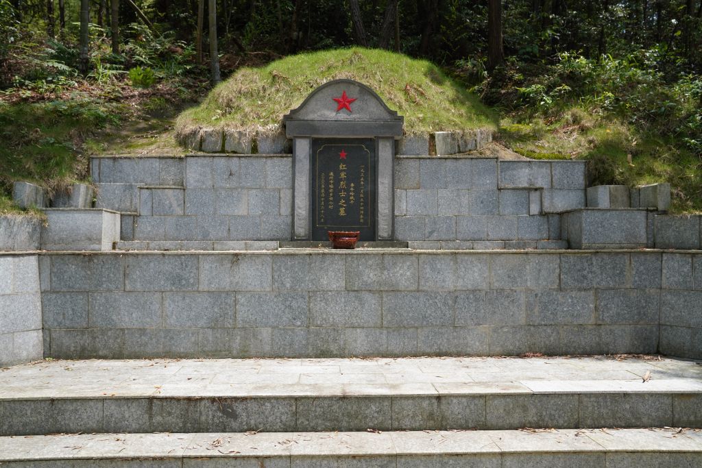 位于广东省清远市连州市瑶安瑶族乡田心村的红军烈士墓。（受访者供图）
