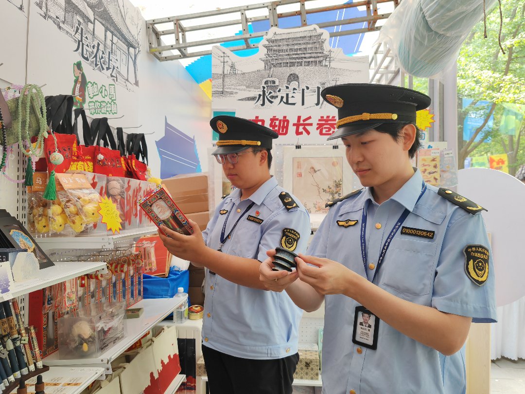 执法人员重点核查冰箱贴等文创产品的产品名称、厂名厂址、执行标准等，确保产品符合相关法律法规要求。全茜/摄