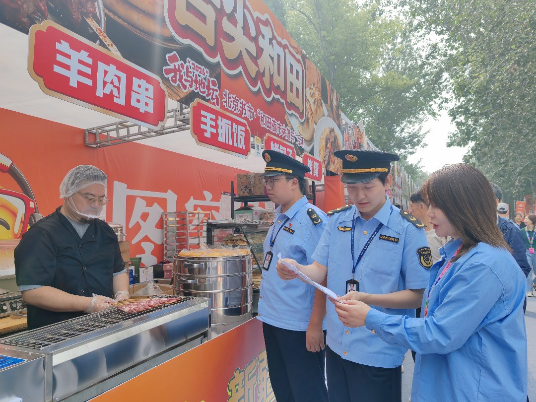 执法人员来到烤羊肉串等现场制售食品点位，细致查验进货票据、检疫检验证明等资料，确保票证齐全、台账清晰、可溯可查。全茜/摄