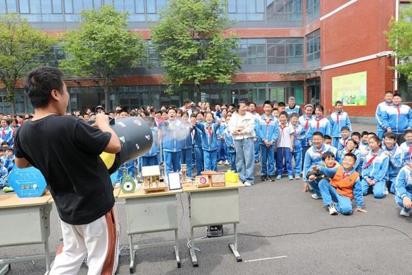 2026年4月，长清区双泉中心小学的操场上，齐鲁师范学院“校地共建∙筑梦乡村”科普进校园活动带来的空气炮实验吸引了众多孩子们的目光。齐鲁师范学院供图