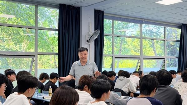 《汽车底盘电控技术》主编李春明在企业调研。受访者供图