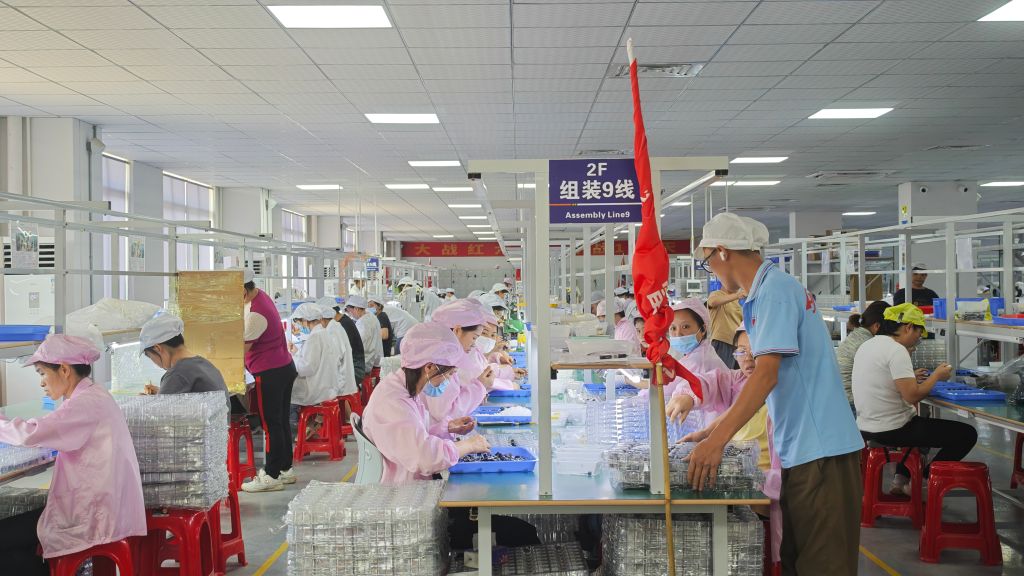 广东省南雄市一家乡村振兴车间。新华社记者钟焯 摄