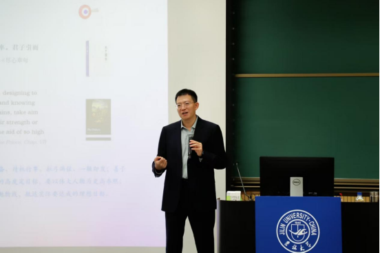 2026年9月7日，马雪松为吉林大学行政学院研究生新生作了题为“如何成为合格又快乐的研究生”的讲座。受访者供图