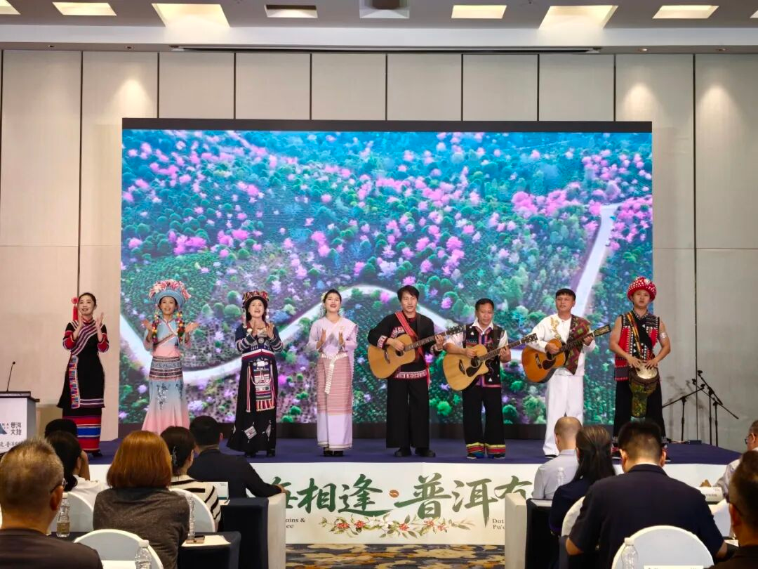 上海展演现场，表演者演唱《景迈欢迎你》 普洱景迈山古茶林保护管理局 供图
