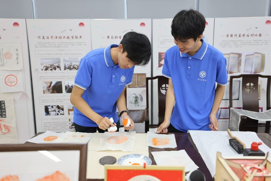 学生亲手制作拓印。文汇报 袁婧摄