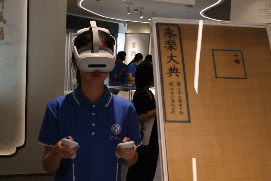 学生佩戴VR眼镜体验。文汇报 袁婧摄