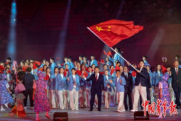 　　9月19日，日本名古屋瑞穗公园田径场，中国代表队入场。第20届亚洲运动会当晚正式启幕，这是日本第三次承办夏季亚运会，赛事口号为“IMAGINE ONE ASIA”（在这里，成为一体）。中青报·中青网记者 李隽辉/摄