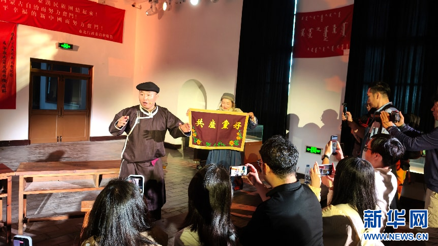 这是兴安盟乌兰牧骑演员在表演沉浸式情景剧《五一大会》。新华网记者 谢博隆 摄