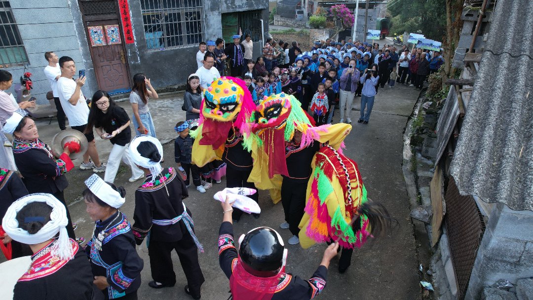 中国青年报客户端讯（叶方杰 中青报·中青网记者 李雅娟）今年9月23日（农历秋分），第九个“中国农民丰收节”即将到来，9月19日，贵州省册亨县多个乡镇举办了丰富的活动来欢庆这一节日。在活动期间，人们参加捆稻把比赛、欢乐推车乐、欢乐碧水擒鸭、徒手剥玉米比赛、挑谷运粮接力赛等趣味活动，在喜庆热烈、欢乐祥和的气氛中，载歌载舞、共庆丰收。