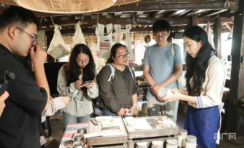 夏颢玲给顾客讲解产品（央广网发 来源：“茶脉景迈”微信公众号）