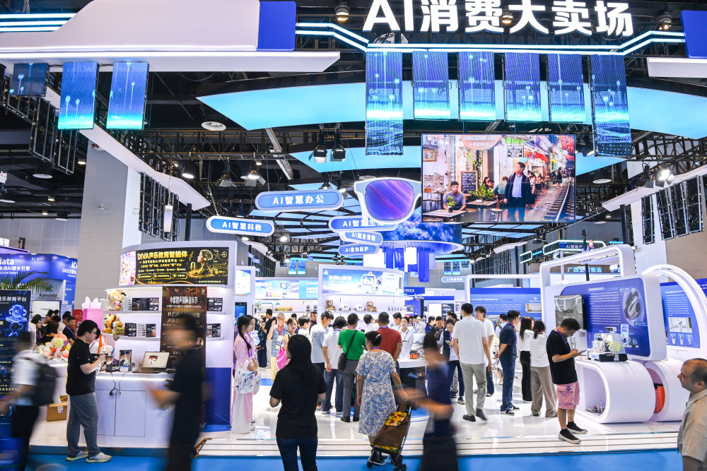 9月18日，南宁国际会展中心东博会“AI消费大卖场”。新华社记者 曹祎铭 摄