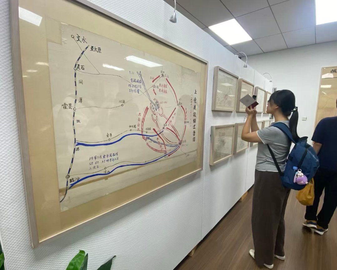 每一幅手绘教学挂图，都凝聚着西电人的汗水和智慧。中青报·中青网记者 孙海华/摄