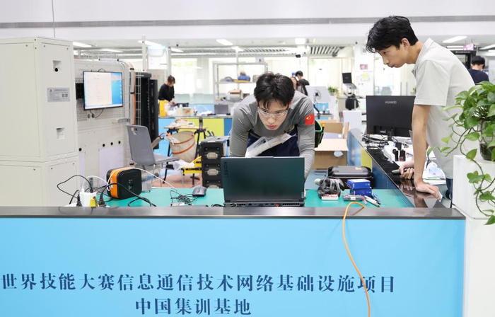 9月2日，刘宇轩（左）在集训基地备赛。