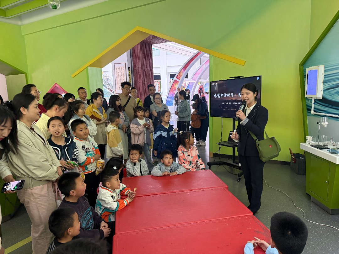 甘肃科技馆“长征路上的科学”主题展配套的科普教育课程，吸引了很多小朋友参加。受访者供图