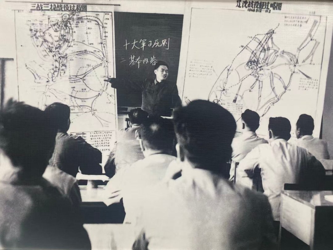 西军电文库中，展示着教师用手绘挂图教学的场景。中青报·中青网记者 孙海华/摄