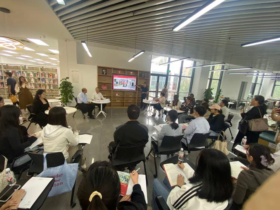 “大思政小课堂”读书分享会上，学生们认真倾听。中青报·中青网记者 孙海华/摄