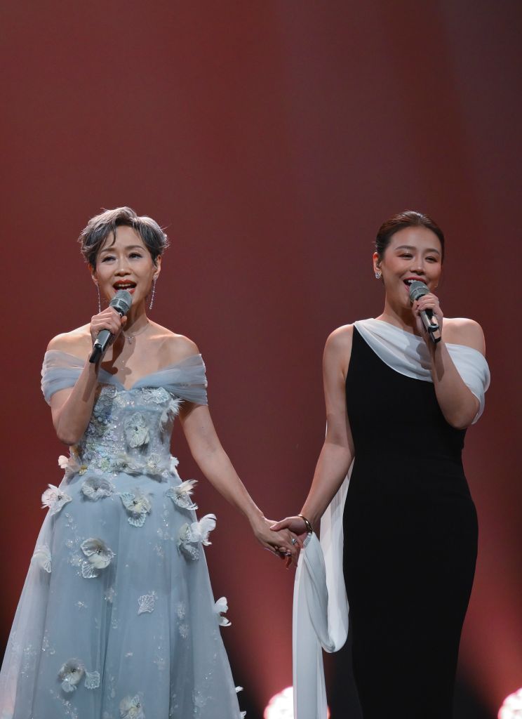 9月20日，叶童（左）、马思纯在升明月”2026大湾区电影音乐晚会上演唱歌曲《牵手》。新华社记者 陈铎 摄