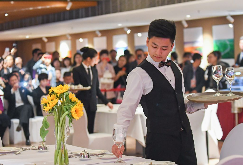 2018年4月29日,在辽宁盘锦第45届世界技能大赛选拔赛现场,选手在餐厅服务项目比赛中。新华社发(龙雷 摄)