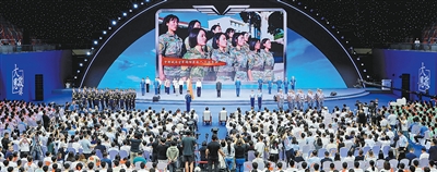 现场师生与官兵同唱《强军战歌》。以上图片均为主办方提供