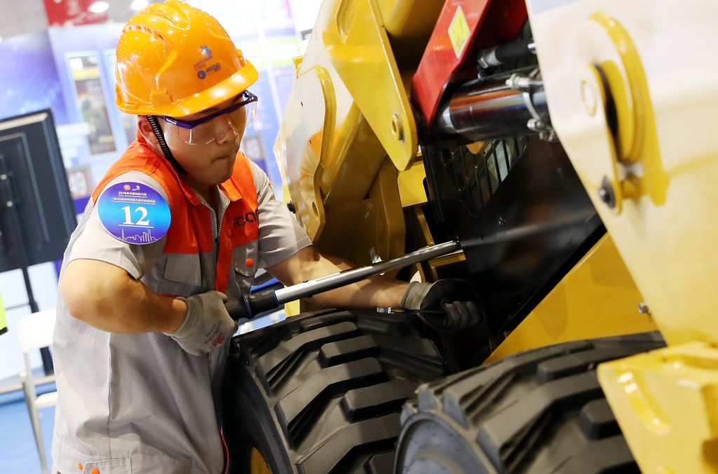 2018年6月13日,在第45届世界技能大赛全国选拔赛上海赛区比赛现场,选手参加重型车辆维修项目比赛。新华社记者 方喆 摄