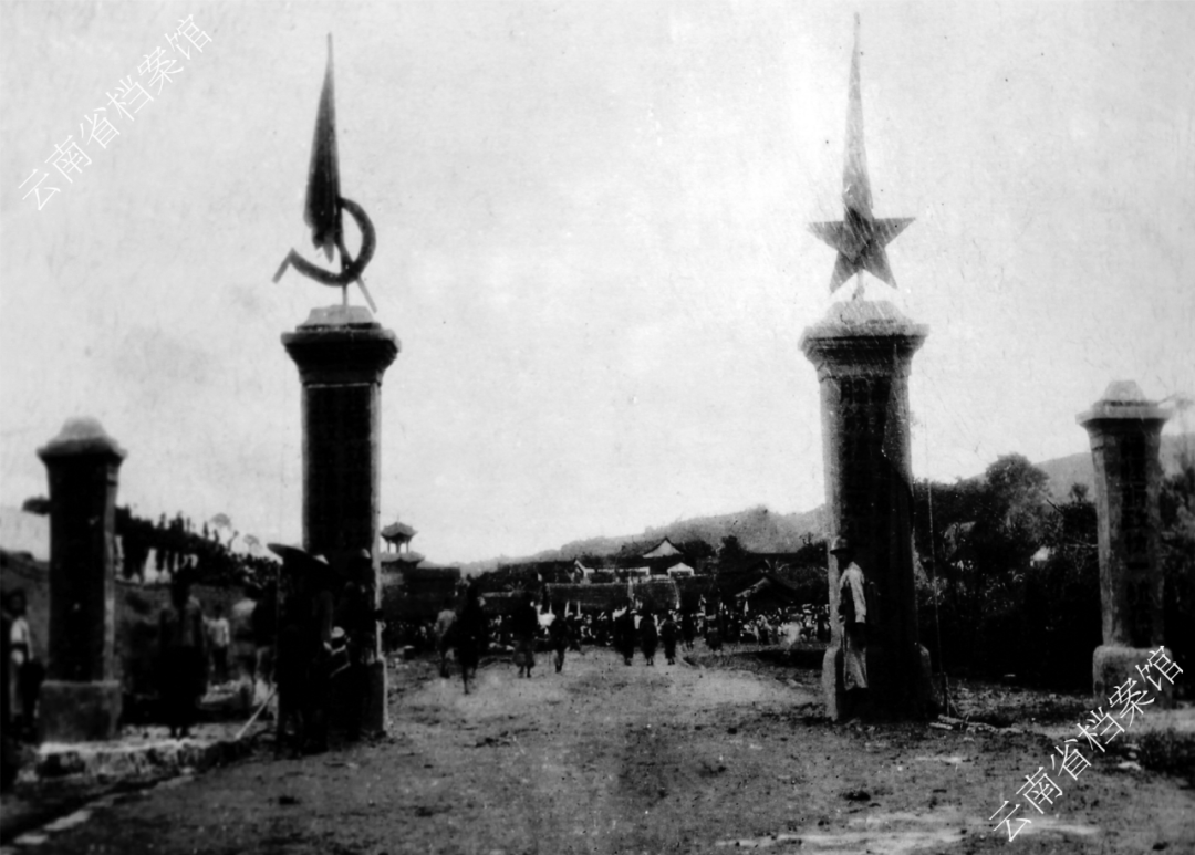 △1951年1月1日举行民族团结盟誓大会的宁洱红场（图：云南省档案馆）