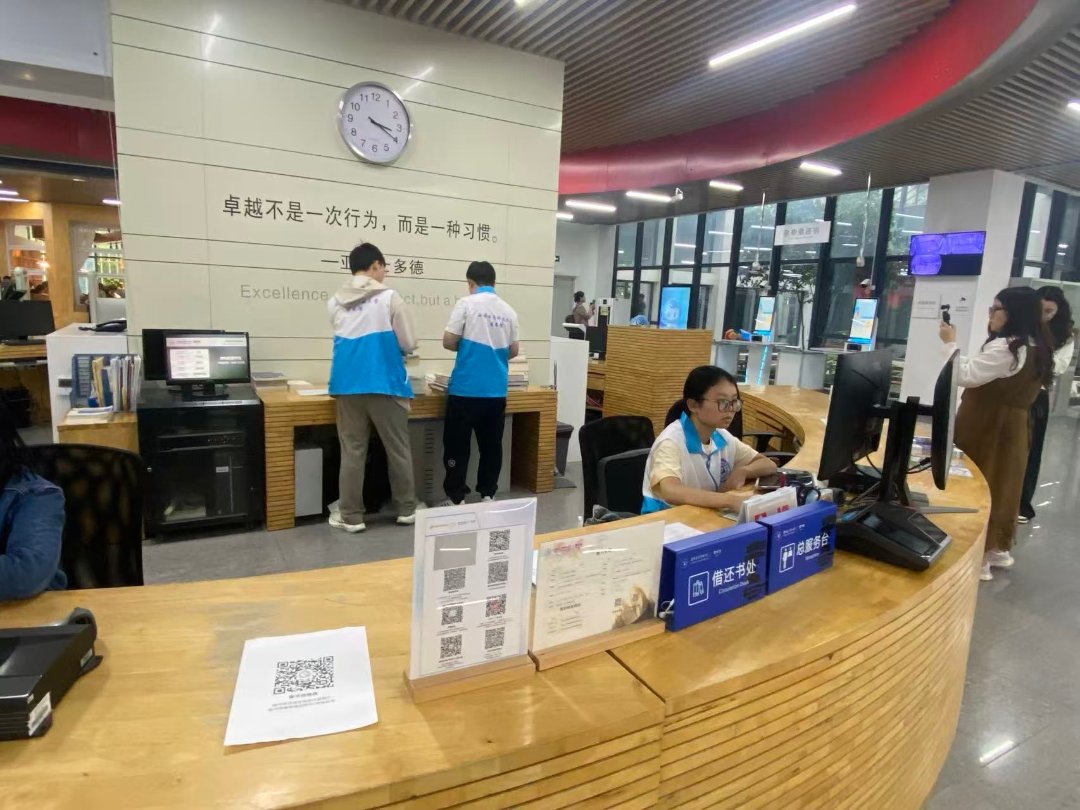 西电图书馆内，参与助学的大学生在整理书目借阅资料。中青报·中青网记者 孙海华/摄