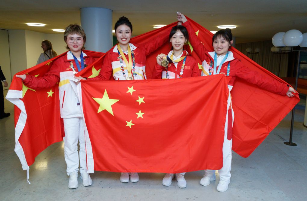 2022年10月24日,在2022年世界技能大赛特别赛芬兰赛区,中国选手们获奖后合影。新华社发(卡勒·帕尔基宁摄)