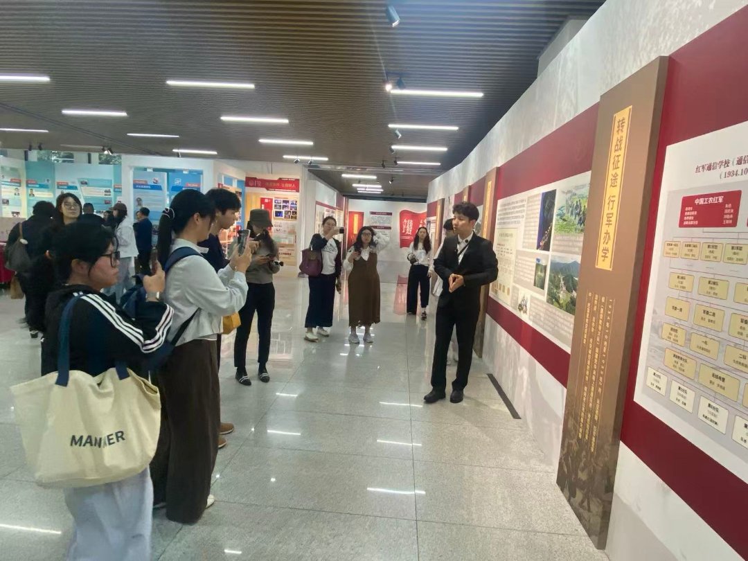 文化长廊内的主题展，清晰展陈着那段红色的历史岁月。中青报·中青网记者 孙海华/摄