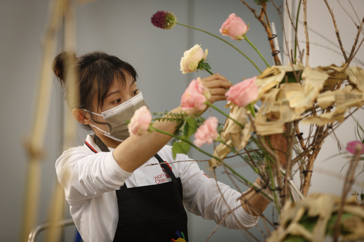 2022年10月23日,在2022年世界技能大赛特别赛芬兰赛区比赛现场,选手参加花艺项目比赛。新华社发(卡勒·帕尔基宁摄)