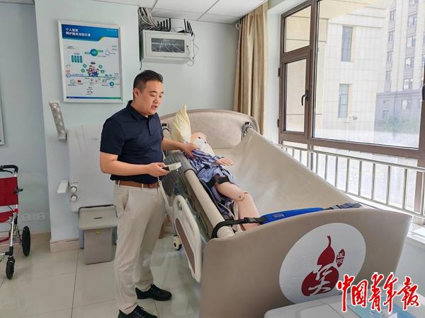 可以租赁给个人及养老机构使用的智能护理床。中青报·中青网记者 王培莲/摄