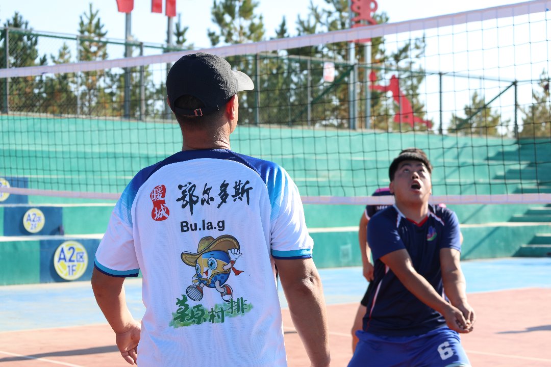 9月21日，鄂尔多斯市鄂托克前旗昂素镇草原村排比赛现场，牧民选手聚精会神、紧盯来球，做好接球准备。中青报·中青网记者石佳/摄