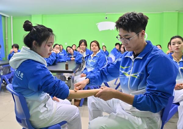2025年12月15日，长春人文学院，学生在进行老年康复技术的实操练习。视觉中国供图