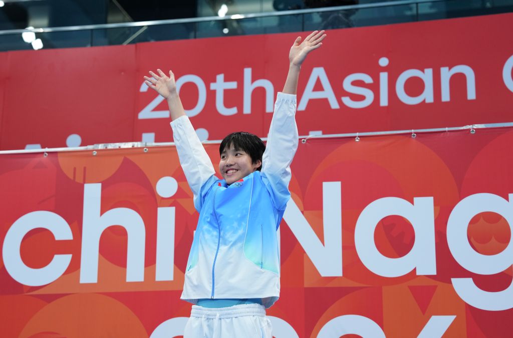 9月21日，于子迪在爱知·名古屋亚运会游泳项目女子200米个人混合泳决赛的颁奖仪式上。新华社记者 陈泽国 摄