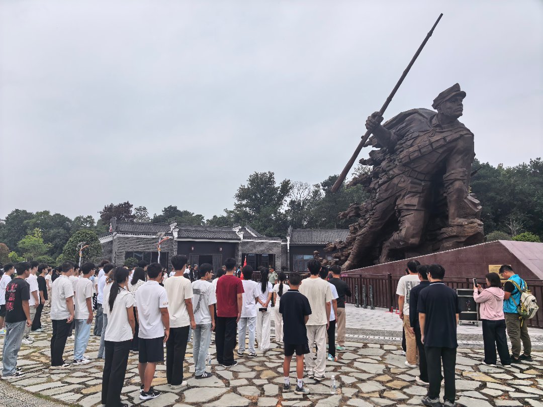 9月21日，桂林山水职业学院的新生在界首镇“一往无前”雕像前举行研学活动。中青报·中青网记者 武欣中/摄