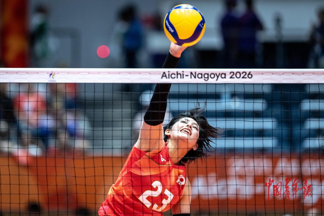 9月22日，日本名古屋，爱知·名古屋亚运会女排决赛前，日本女排23号队员练习扣球。中青报·中青网记者 李隽辉/摄