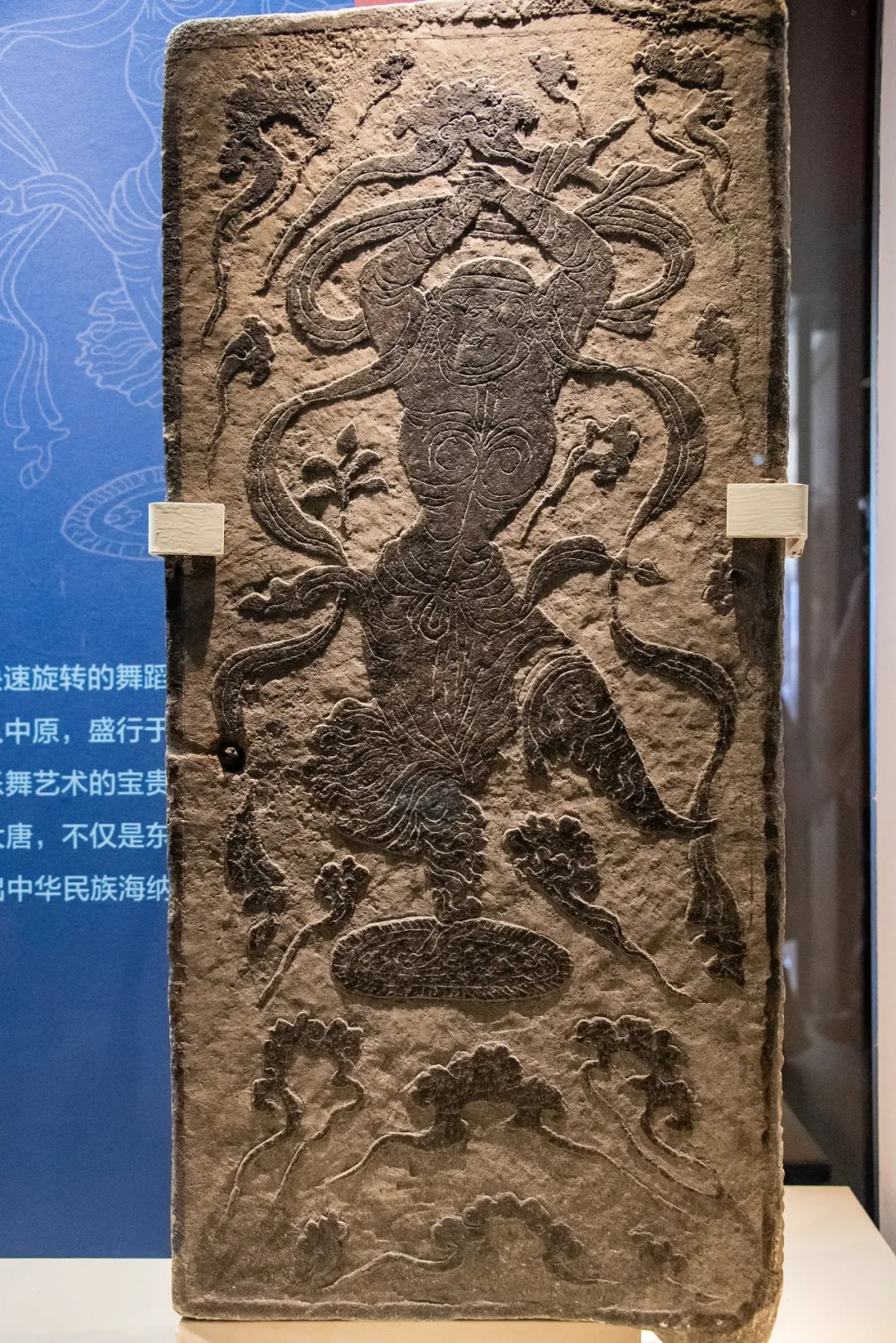 唐代胡旋舞石刻墓门（藏于宁夏博物馆）