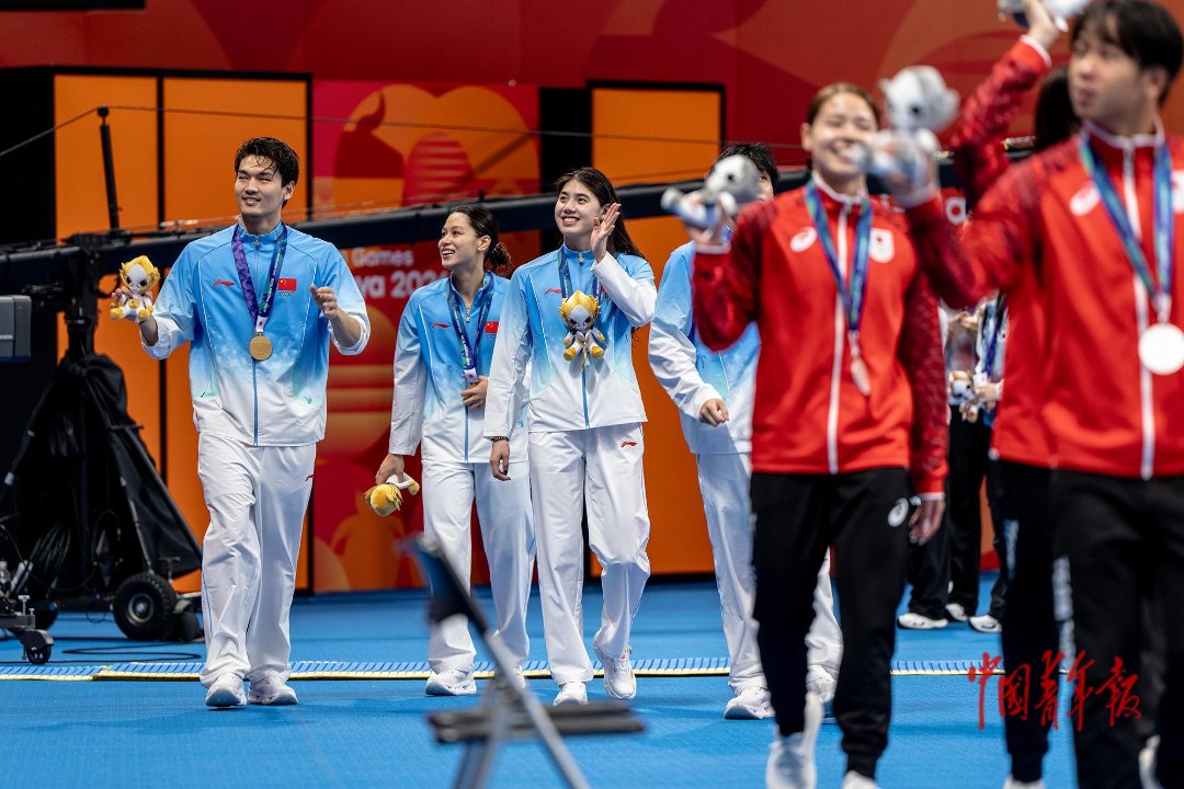 9月23日，日本东京水上运动中心，爱知·名古屋亚运会游泳男女4×100米混合泳接力决赛，由徐嘉余、董志豪、张雨霏、余依婷组成的中国队以3分40秒38夺冠。徐嘉余凭借这枚金牌，成为中国亚运史上金牌数量最多的运动员。中青报·中青网记者 李隽辉/摄